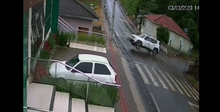 Jeep invadiu uma casa, mas ningu&eacute;m ficou ferido. – Foto: Internet/ND