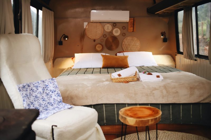 O &ocirc;nibus foi transformado em moradia com uma estrutura completa de cozinha, espa&ccedil;o para quatro pessoas, utens&iacute;lios para os h&oacute;spedes e detalhes que n&atilde;o passam despercebidos – Foto: Divulga&ccedil;&atilde;o/NDTV
