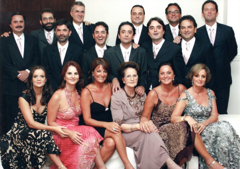 Registro da fam&iacute;lia Hess completa, com destaque para Adelina e seus filhos adultos – Foto: Arquivo Museu Dudalina/ND