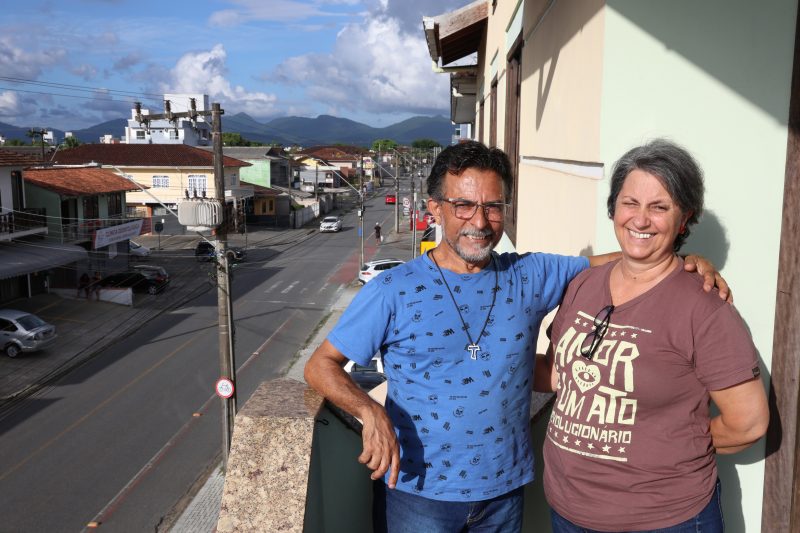 Manoel e Nazarita, moradores do bairro Comasa – Foto: Carlos Jr/ND