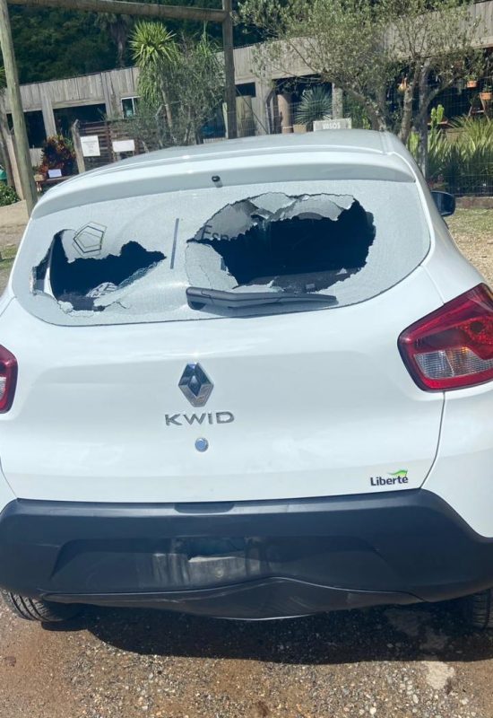 Carro teve os vidros quebrados – Foto: Reprodu&ccedil;&atilde;o/PRF