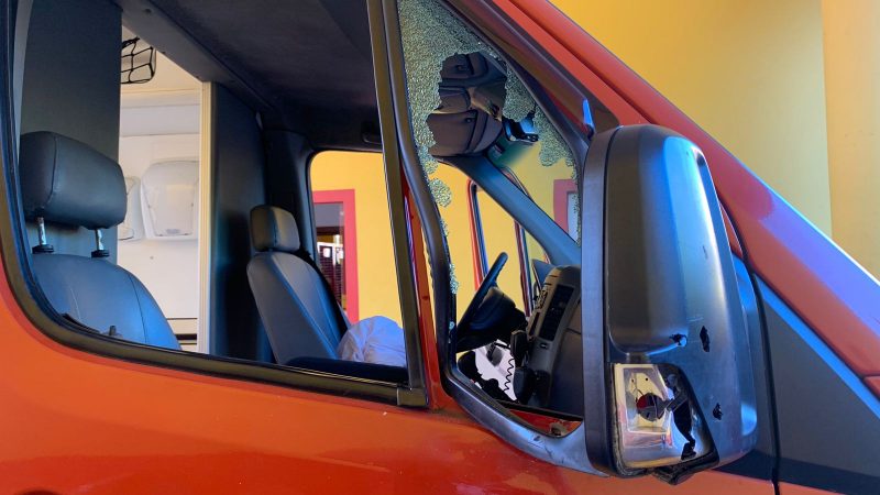 Ambul&acirc;ncia foi alvejada por disparos de arma de fogo – Foto: Reprodu&ccedil;&atilde;o/Almir Rodrigues/NDTV