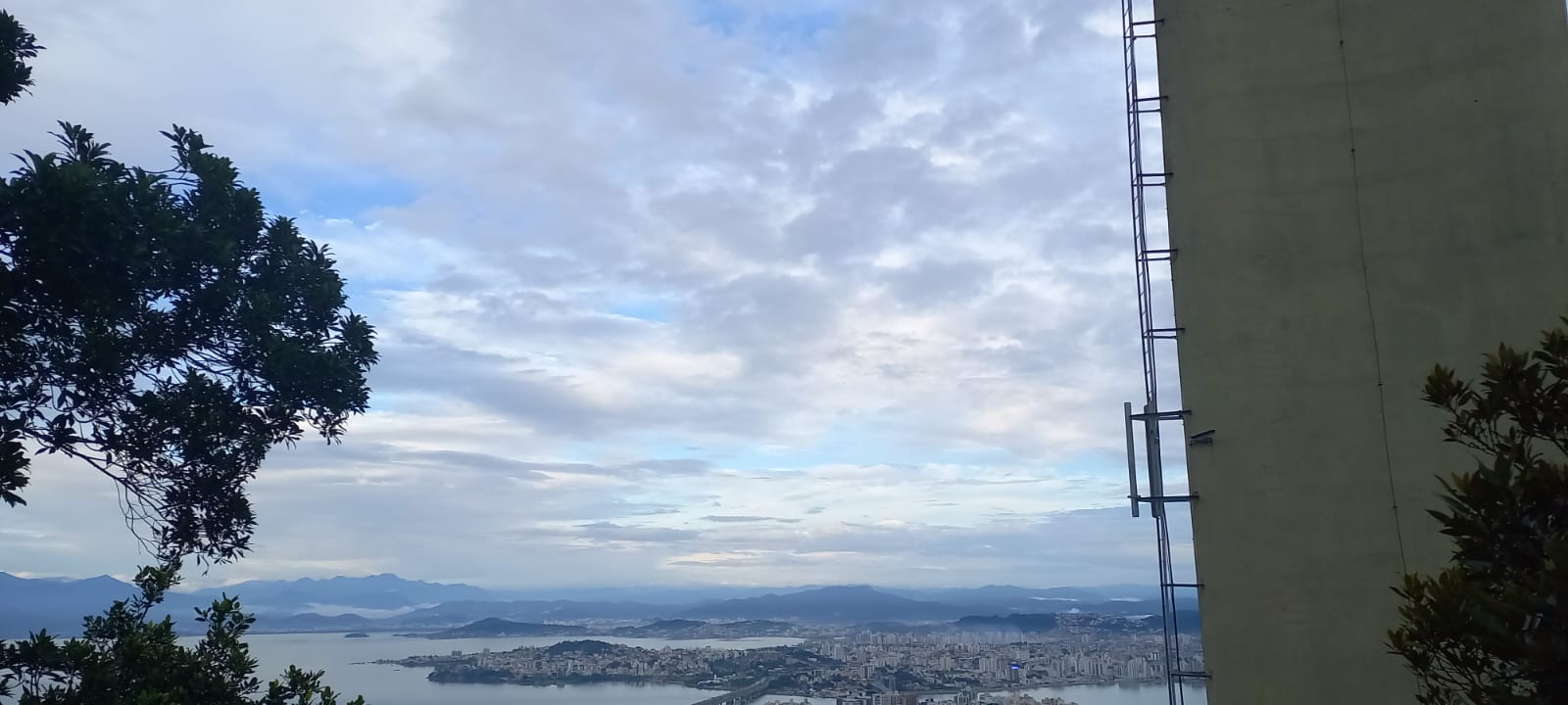 Na foto aparecem nuvens por conta da influência deixada da Tempestade Akará