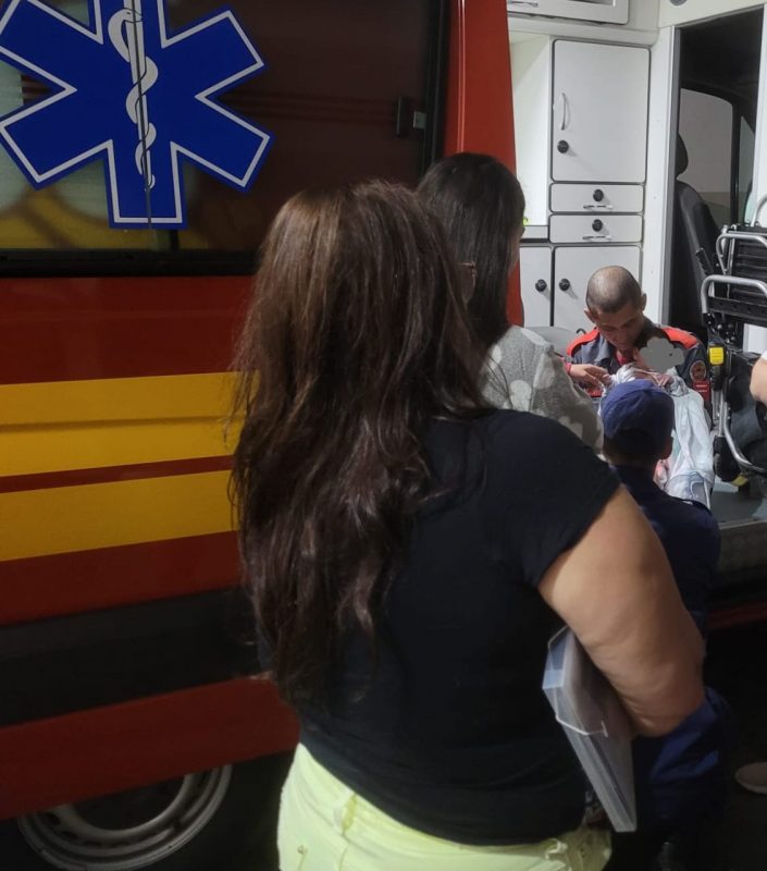 The baby chokes on breast milk and is treated at the fire department in Lajes, Serra.  – Photo: CBMSC/Disclosure/ND