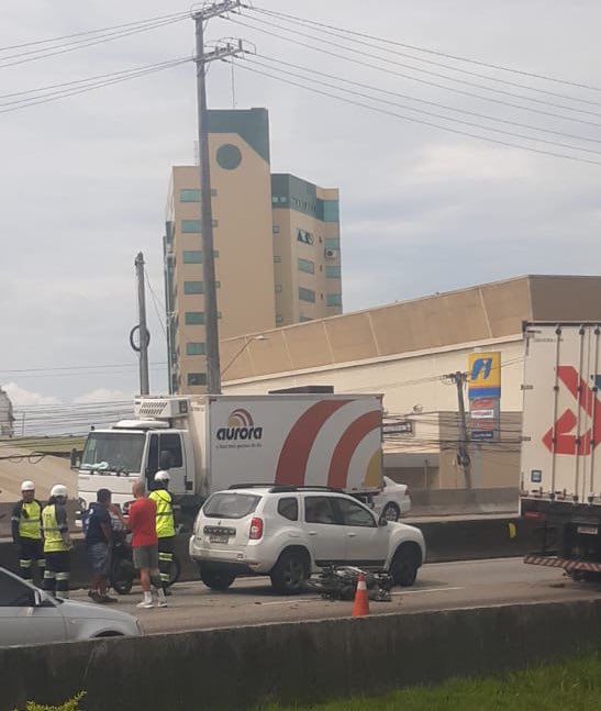 O motociclista morreu no local, logo ap&oacute;s colidir atr&aacute;s de uma carreta no sentido Sul da BR-101, em S&atilde;o Jos&eacute;, na Grande Florian&oacute;polis. &mdash; Foto: Grupo Pista Limpa/Divulga&ccedil;&atilde;o/Reprodu&ccedil;&atilde;o/ND