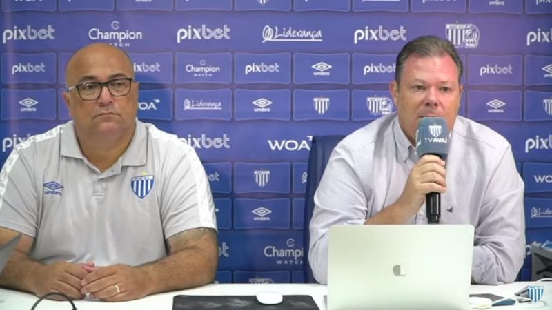 Andr&eacute; Martins, diretor de futebol e o Presidente J&uacute;lio Heerdt concederam entrevista coletiva na Ressacada – Foto: reprodu&ccedil;&atilde;o/TV AVA&Igrave;