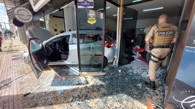 De ré, carro invade loja de roupas e derruba tudo em São Miguel do Oeste; VÍDEO