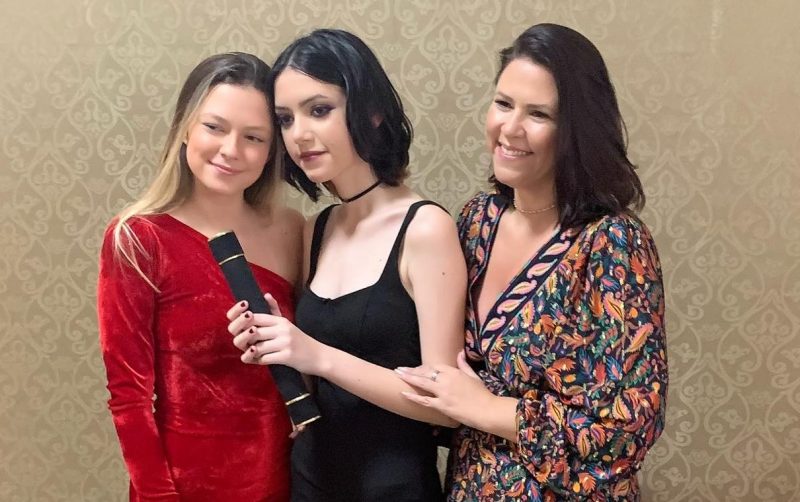 Maria Vit&oacute;ria (esquerda) e D&eacute;bora (direita) na formatura da Sophia (centro) – Foto: Arquivo pessoal/ND