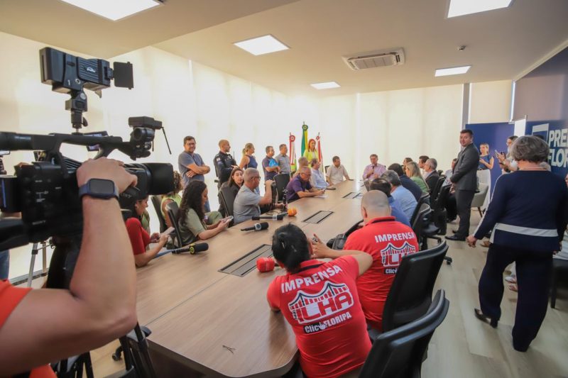 Prefeito Top&aacute;zio faz an&uacute;ncio da programa&ccedil;&atilde;o para os 350 anos de Florian&oacute;polis. – Foto: Sofia Leal/PMF/Divulga&ccedil;&atilde;o/ND