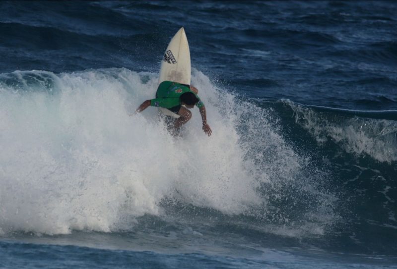 Categoria Local: Jo&atilde;o Lucas foi o campe&atilde;o enfrentando s&oacute; atletas da ASJ, a Associa&ccedil;&atilde;o de Surf da Joaquina – Foto: Basilio Ruy/PP007