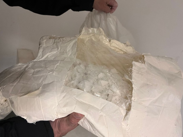 Droga pura foi apreendida no gesso da mulher – Foto: PF/ND