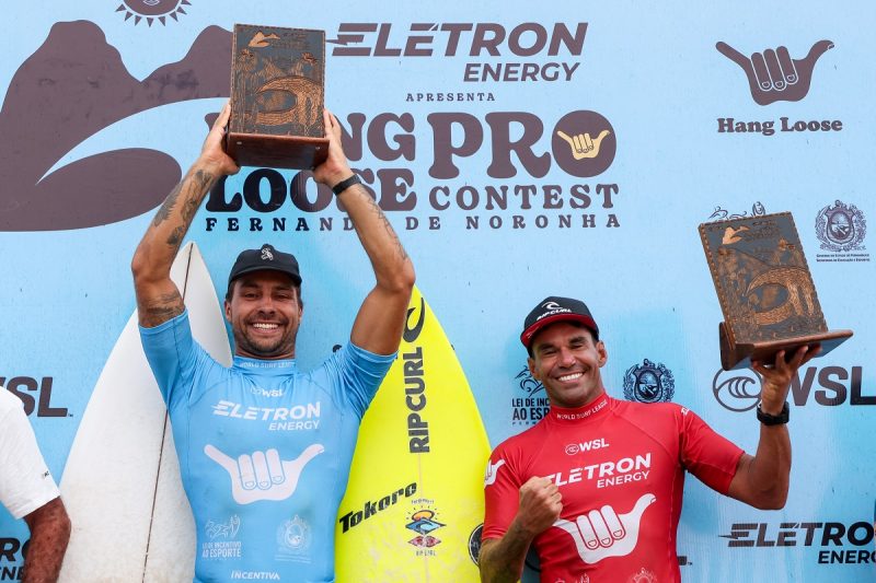 Surf em Fernando de Noronha: O campe&atilde;o Lucas Silveira com o vice-campe&atilde;o Paulo Moura no p&oacute;dio do Hang Loose Pro Contest 2023 – Foto: smorigo/ND