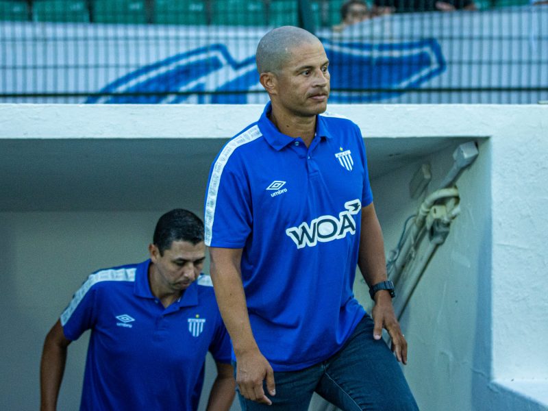 T&eacute;cnico Alex durante jogo do Campeonato Catarinense – Foto: Fabiano Rateke/Ava&iacute;/Divulga&ccedil;&atilde;o/ND