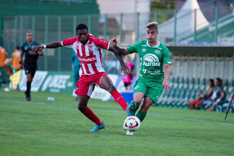 Mancha em a&ccedil;&atilde;o contra o Atl&eacute;tico Catarinense – Foto: Tiago Meneghini/ACF/ND