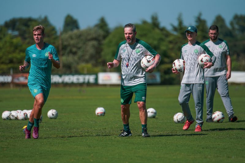 Argel Fuchs, novo t&eacute;cnico da Chapecoense; comandante promete mudan&ccedil;a no comportamento da equipe – Foto: Tiago Meneghini/ACF/ND