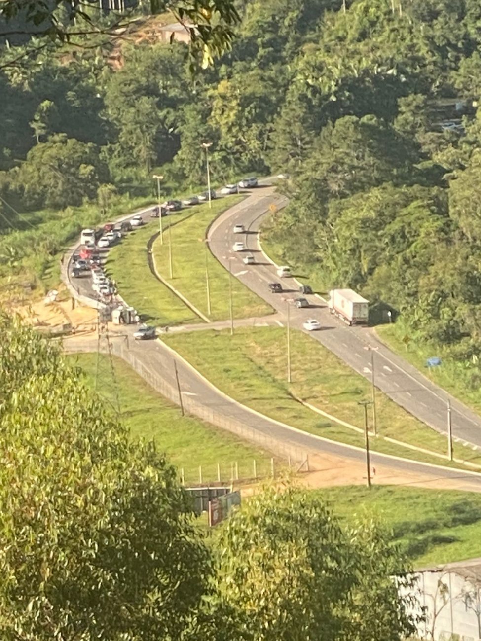 Acidente complicou o trânsito na rodovia federal na tarde de domingo (19) - Redes Sociais/Divulgação/ND