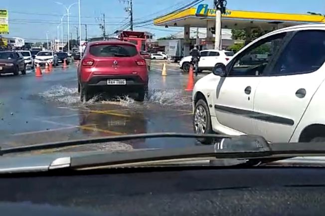 Ruas ficam alagadas com vazamento – Foto: Reprodu&ccedil;&atilde;o/Internet