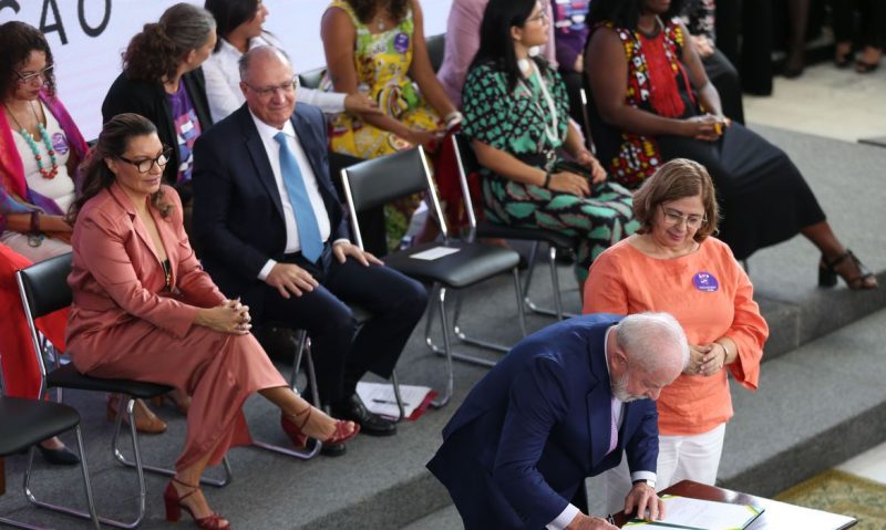 O presidente Luiz In&aacute;cio Lula da Silva, acompanhado da peimeira-dama Janja Lula da Silva, da ministra das Mulheres, Cida Gon&ccedil;alves e de outras ministras, anuncia a&ccedil;&otilde;es no Dia Internacional das Mulheres – Foto: Jos&eacute; Cruz/ Ag&ecirc;ncia Brasil/ND