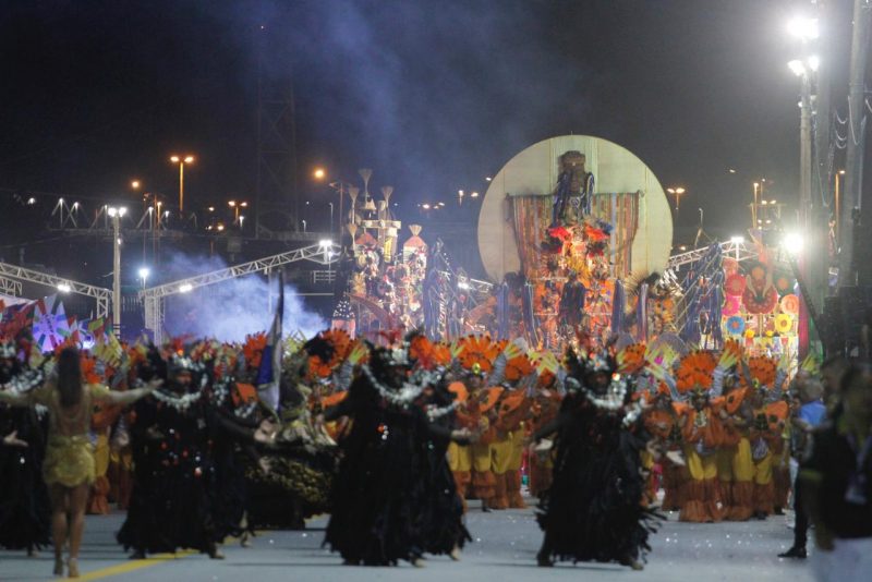 Acadêmicos do Sul da Ilha presta homenagem ao Orixá da Cura no Carnaval de Florianópolis &#8211; Foto: LEO MUNHOZ/ND