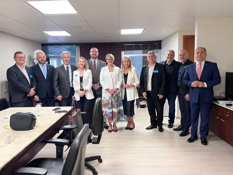 Representantes da Acafe estiveram com deputados para conversar sobre a Universidade Gratuita – Foto: Divulga&ccedil;&atilde;o/ND