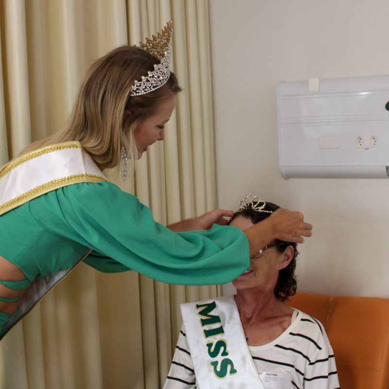 Miss Blumenau promove autoestima e valoriza&ccedil;&atilde;o da mulher em visita em hospital de Blumenau – Foto: Divulga&ccedil;&atilde;o/Hospital Santo Ant&ocirc;nio/Reprodu&ccedil;&atilde;o/ND