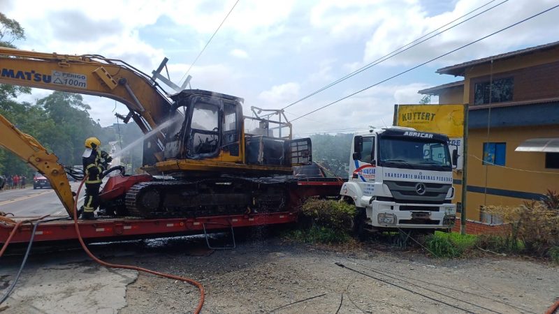 Retroescavadeira carregada por caminh&atilde;o pega fogo ap&oacute;s ve&iacute;culo colidir contra poste em SC – Foto: Corpo de Bombeiros / Reprodu&ccedil;&atilde;o ND