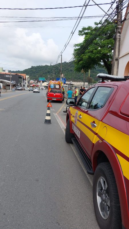 Homem fica ferido ap&oacute;s acidente de tr&acirc;nsito em Blumenau – Foto: Corpo de Bombeiros / Reprodu&ccedil;&atilde;o ND