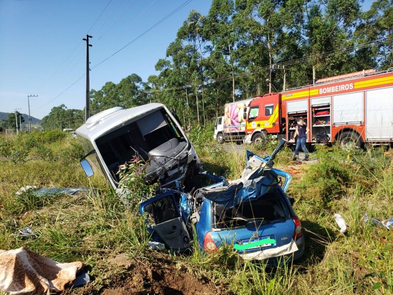 Colis&atilde;o entre carro e &ocirc;nibus universit&aacute;rio mata motorista em Crici&uacute;ma – Foto: CBMSC/Divulga&ccedil;&atilde;o/ND