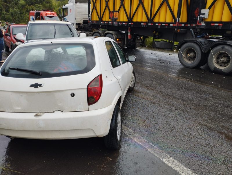 Fam&iacute;lia &eacute; encaminhada ao hospital ap&oacute;s acidente de tr&acirc;nsito entre quatro ve&iacute;culos em SC – Foto: Corpo de Bombeiros Militar / Reprodu&ccedil;&atilde;o ND