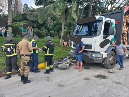 Colisão entre moto e caminhão deixa uma pessoa morta no Alto Vale do Itajaí &#8211; Foto: Corpo de Bombeiros / Reprodução ND
