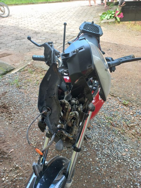 C&acirc;mera registra momento em que motociclista perde o controle e bate na prote&ccedil;&atilde;o de ponte em SC – Foto: Corpo de Bombeiros Volunt&aacute;rios de Ilhota/Reprodu&ccedil;&atilde;o/ND