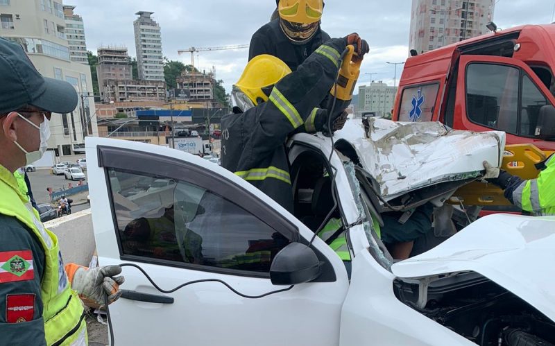 Homem fica preso nas ferragens do carro ap&ocirc;s bater na traseira de um caminh&atilde;o – Foto: Corpo de Bombeiros / Divulga&ccedil;&atilde;o / ND