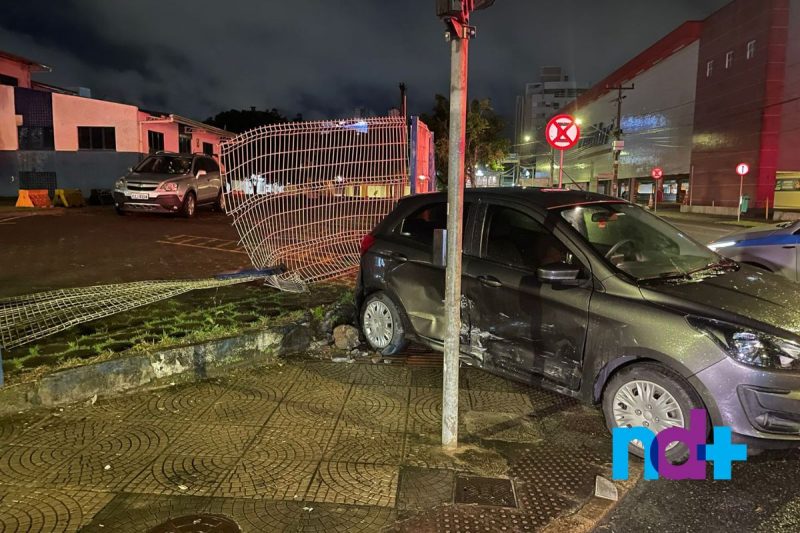 Carro acabou atingindo a cerca do Ciretran – Foto: Ricardo Alves/NDTV