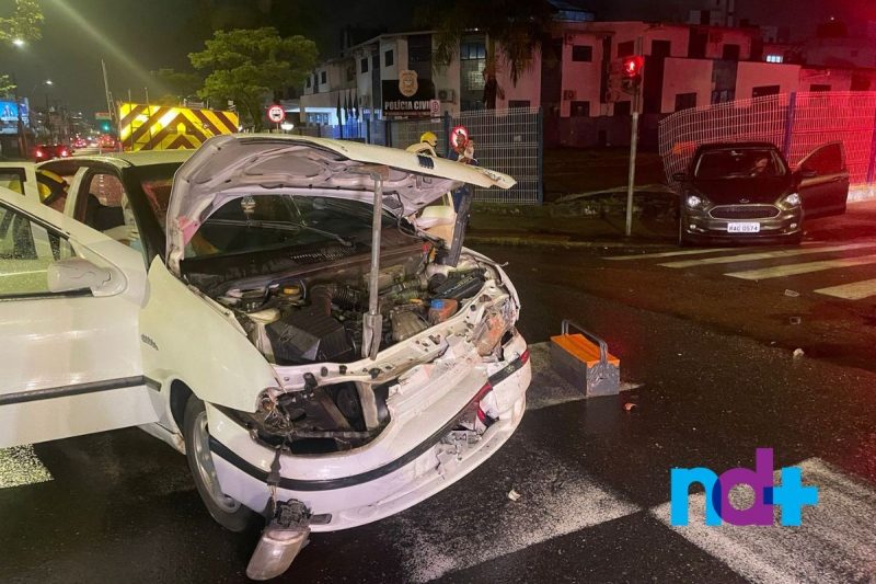 Colis&atilde;o entre dois carros ocorreu na noite de segunda-feira (6) – Foto: Ricardo Alves/NDTV