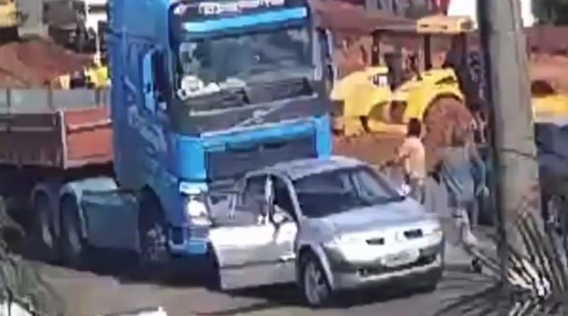 V&iacute;deo mostra caminh&atilde;o empurrando carro em Chapec&oacute; – Foto: Reprodu&ccedil;&atilde;o/ND