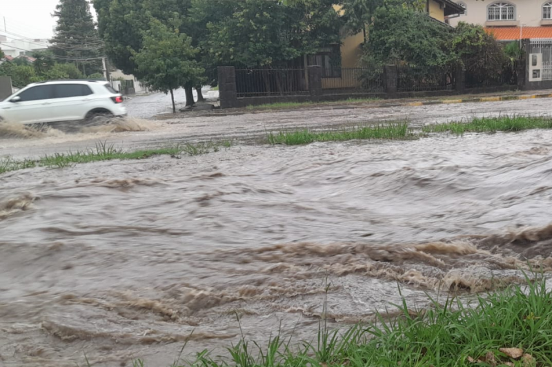 Temporal causa alagamentos, queda de energia e estragos em Criciúma 