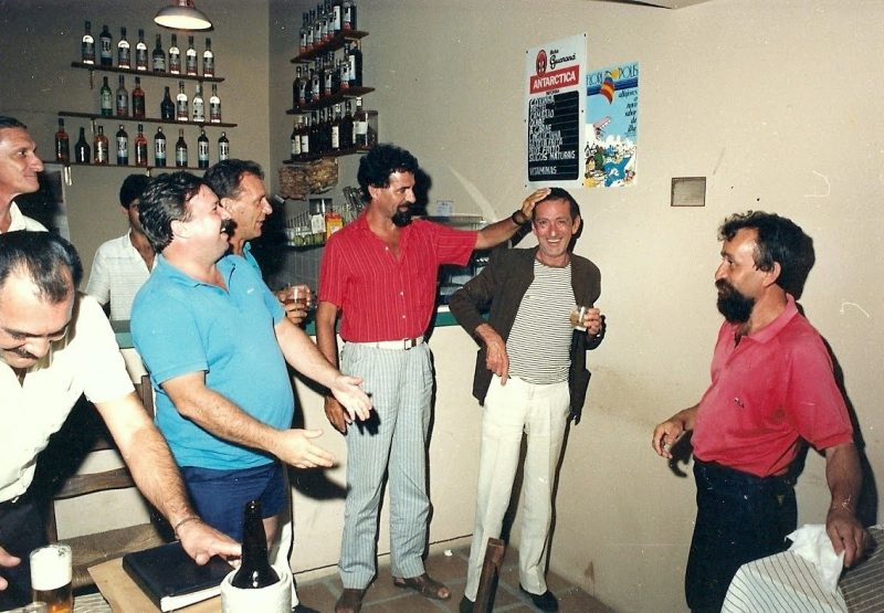 Aldirio Sim&otilde;es e o poeta Zininho, que moravam no mesmo edif&iacute;cio, no bairro do Abrah&atilde;o, cnum bar qualquer da cidade. num b – Foto: Picasa/ND