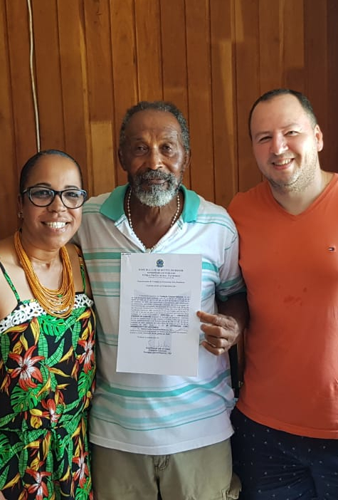 Alessandra, Ol&iacute;vio e o defensor p&uacute;blico C&eacute;lio Alexandre John celebrando a certifica&ccedil;&atilde;o da comunidade – Foto: Ol&iacute;vio Cristino/Arquivo pessoal