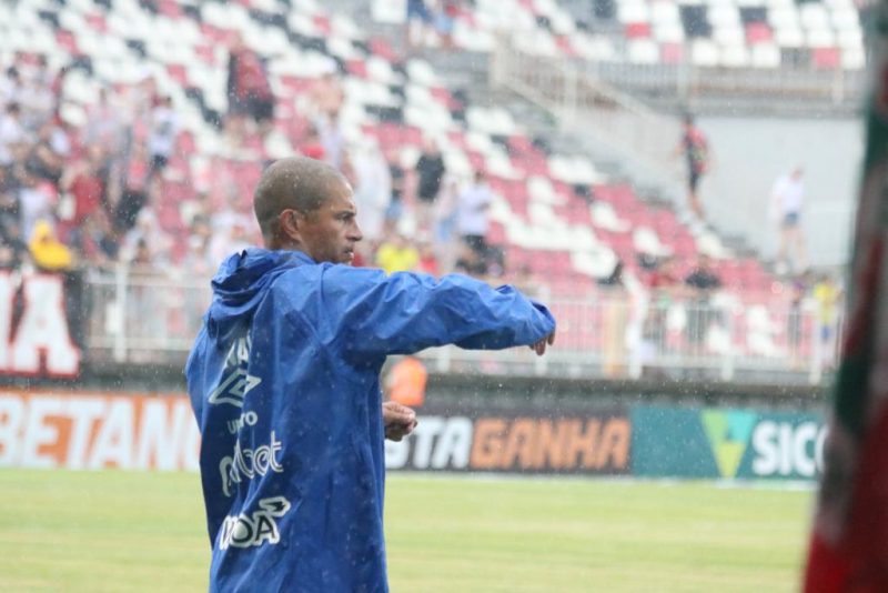 Alex dá instruções durante a derrota do Avaí para o Joinville – Foto: Rafael Xavier/Avaí F.C/ND