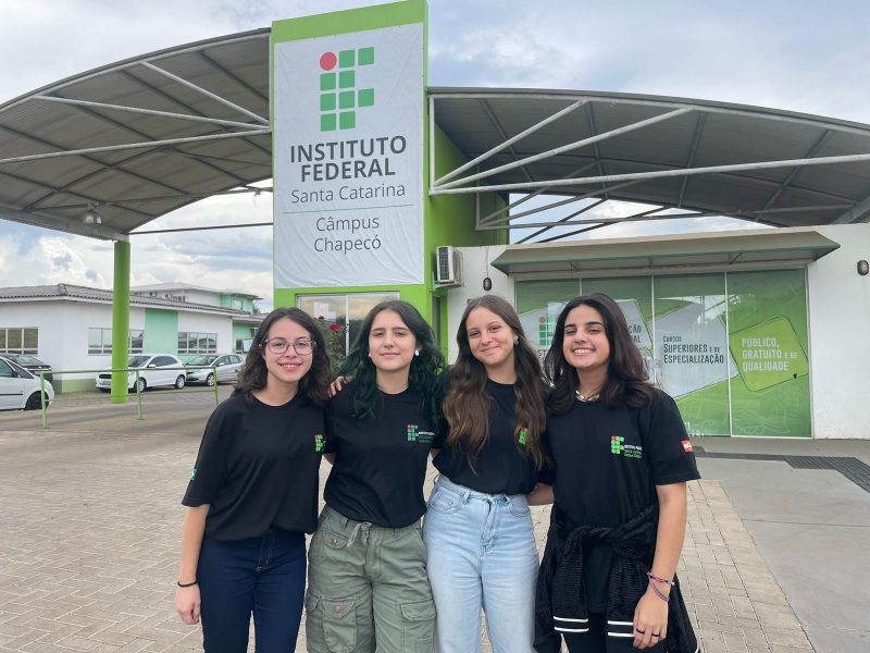 As quatro estudantes de Chapec&oacute; foram selecionadas para apresentar um projeto na embaixada dos Estados Unidos em Bras&iacute;lia.