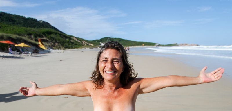 Andrea Souza comenta a sensa&ccedil;&atilde;o de liberdade de ficar nua pela primeira vez na Galheta – Foto: Leo Munhoz/ND