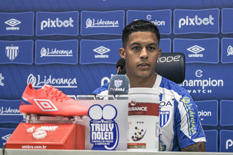 Patiño durante coletiva de apresentação no Leão da Ilha