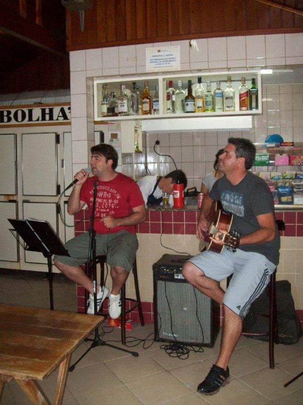 Daniel e Cl&aacute;udio Moreira cantando no karaok&ecirc; no Bolha’s, bar tradicional de Florian&oacute;polis – Foto: Aquivo Pessoal/ Daniel do Herval/Divulga&ccedil;&atilde;o/ND