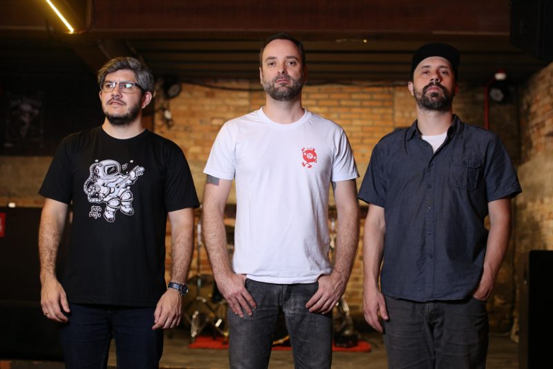 A foto traz os três integrantes da banda Somaa, de Joinville