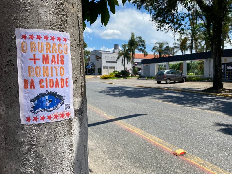 Banda espalhou cartazes pela cidade para divulgar novo single – Foto: Divulga&ccedil;&atilde;o/ND