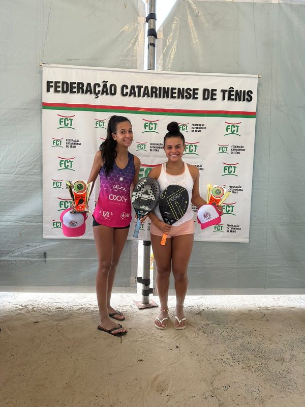 Dupla forte: Beatriz Val&eacute;rio e Laura Amorim ganharam o t&iacute;tulo da Primeira Etapa do Campeonato Catarinense Juvenil de Beach Tennis Sub-18 em Crici&uacute;ma – Foto: divulga&ccedil;&atilde;o