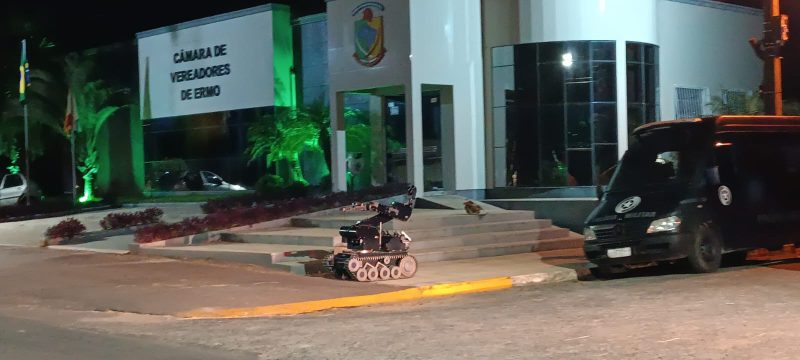 O material explosivo ficou dentro de um carro diante da C&acirc;mara de Vereadores em Ermo no Sul de SC. – Foto: Jorge Pimentel