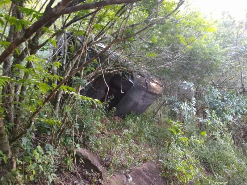Carro ca&iacute; 40 metros em ribanceira e fica preso em &aacute;rvores no interior de Chapec&oacute;. &mdash; Foto: Corpo de Bombeiros Militar/Reprodu&ccedil;&atilde;o/ND