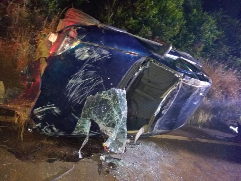 The driver of the car was injured after a rollover in Guatamba.  - Photo: Military fire service / Reproduction / N.D.
