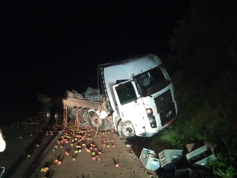 O motorista foi arremessado do caminh&atilde;o durante acidente em Santa Cec&iacute;lia. &mdash; Foto: Corpo de Bombeiros/Reprodu&ccedil;&atilde;o/ND